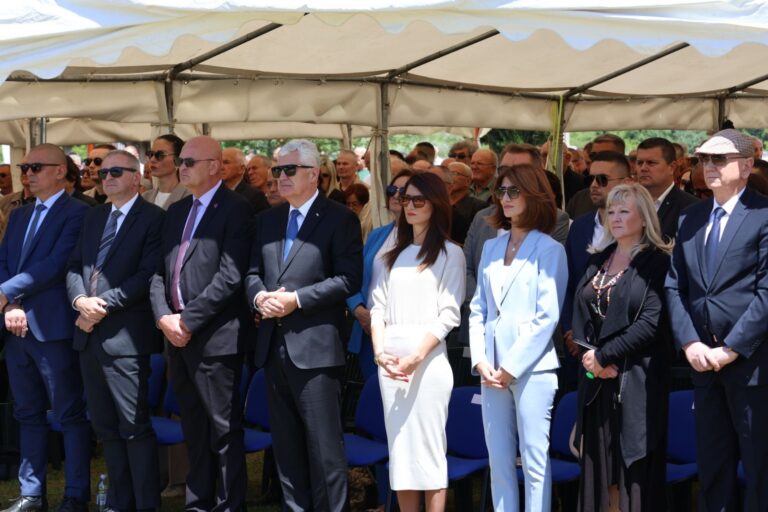 Predsjednik HNS-a BiH dr. Dragan Čović i visoko izaslanstvo u Radimlji nazočili komemoraciji u znak sjećanja na žrtve Bleiburške tragedije i Križnog puta
