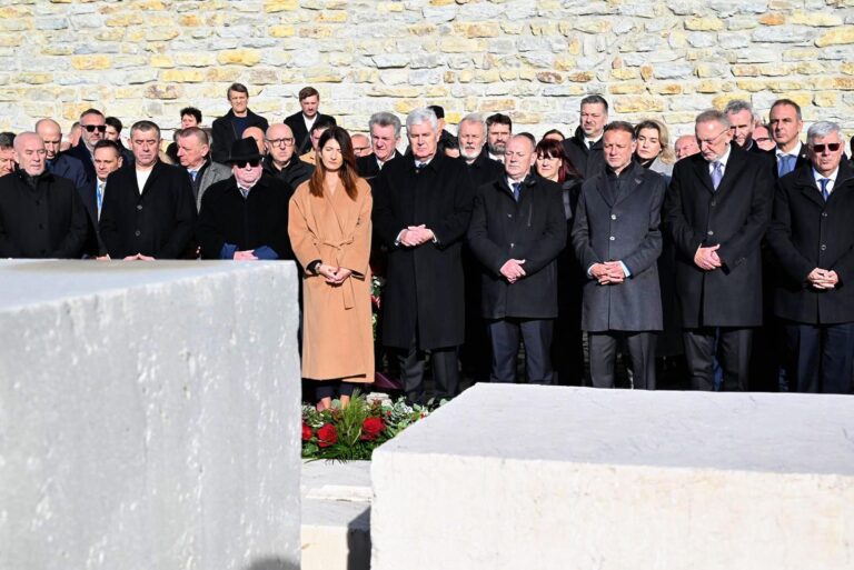 Obilježena 26. godišnjica smrti predsjednika Franje Tuđmana: Čović i Filipović odali počast na Oltaru domovine